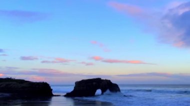 Gün batımında Doğal Köprüler Eyalet Sahili, Santa Cruz California, ABD