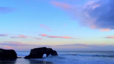 Gün batımında Doğal Köprüler Eyalet Sahili, Santa Cruz California, ABD
