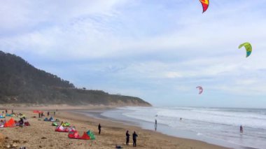 Big Basin State Beach, California - 28 Şubat 2016: Kaliforniya 'daki Big Basin State Beach' te uçurtma sörfçüleri 