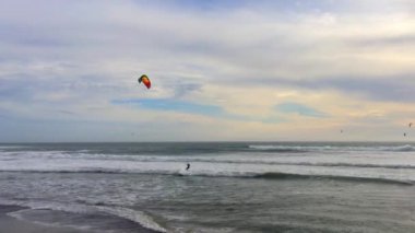 Big Basin State Beach, California - 28 Şubat 2016: Kaliforniya 'daki Big Basin State Beach' te uçurtma sörfçüleri 