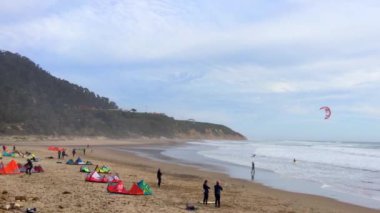 Big Basin State Beach, California - 28 Şubat 2016: Kaliforniya 'daki Big Basin State Beach' te uçurtma sörfçüleri 