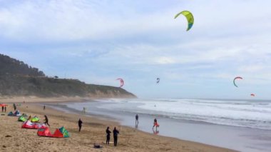 Big Basin State Beach, California - 28 Şubat 2016: Kaliforniya 'daki Big Basin State Beach' te uçurtma sörfçüleri 