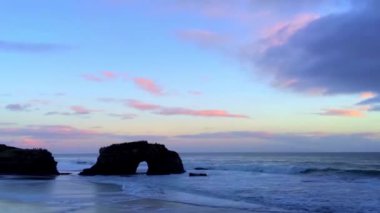 Gün batımında Doğal Köprüler Eyalet Sahili, Santa Cruz California, ABD