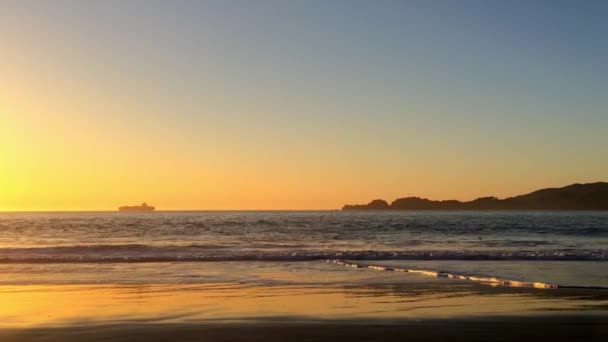 Γέφυρα Golden Gate Όπως Φαίνεται Από Baker Beach Στο Ηλιοβασίλεμα — Αρχείο Βίντεο