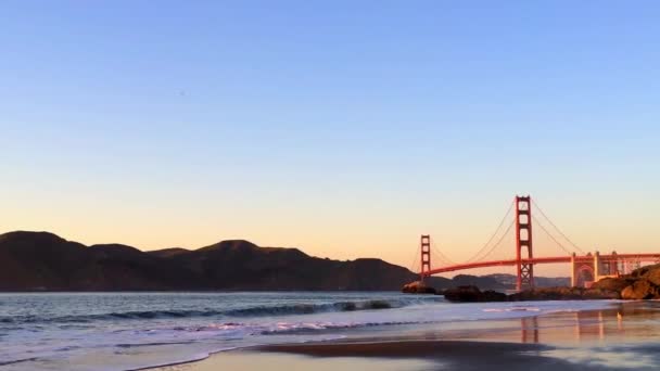 Most Golden Gate Jak Vidět Baker Beach Při Západu Slunce — Stock video