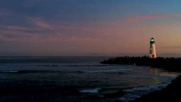 世界的に有名なサーフスポット カリフォルニア州サンタクルス郡のモントレー湾北部にあるサンタクルス港の夕日 — ストック動画