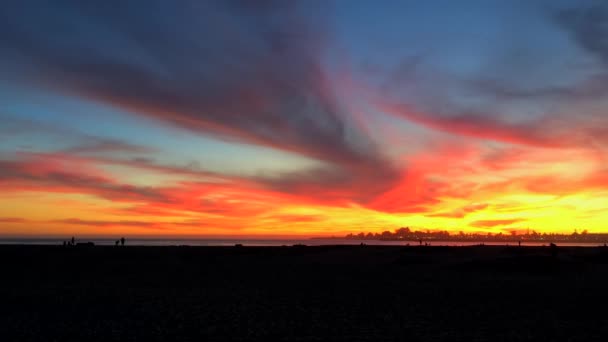 位于美国加利福尼亚州圣克鲁斯县蒙特利湾北部圣克鲁斯港的日落 这是世界著名的冲浪胜地 — 图库视频影像
