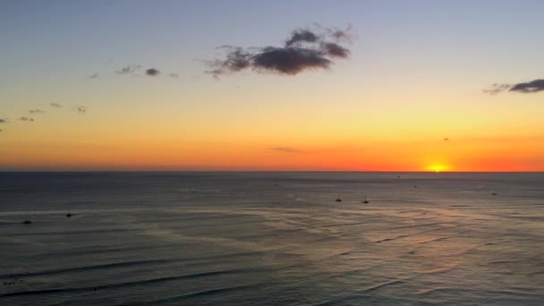 ハワイ近くの太平洋の波の美しい夕日の風景の映像 — ストック動画