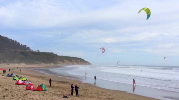 2016年2月28日カリフォルニア州ビッグベイスン州立ビーチ 米国カリフォルニア州ビッグベイスン州立ビーチでカイトサーファー — ストック動画