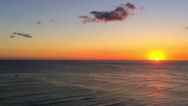 ハワイ州オアフ島のホノルルのワイキキビーチの夕日 — ストック動画
