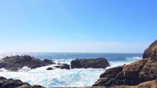 Удивительные Кадры Волн Плескающихся Скалах State Natural Reserve Point Lobos — стоковое видео