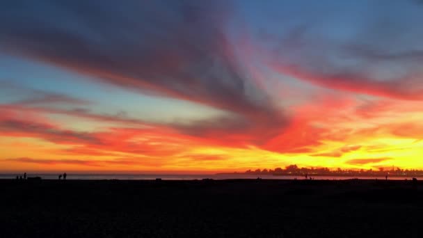 世界的に有名なサーフスポット カリフォルニア州サンタクルス郡のモントレー湾北部にあるサンタクルス港の夕日 — ストック動画