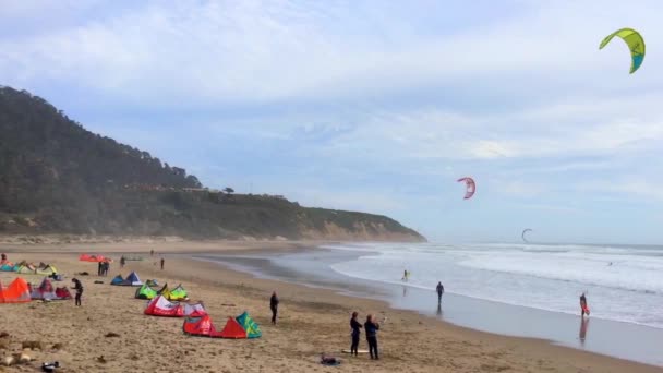 2016年2月28日カリフォルニア州ビッグベイスン州立ビーチ 米国カリフォルニア州ビッグベイスン州立ビーチでカイトサーファー — ストック動画