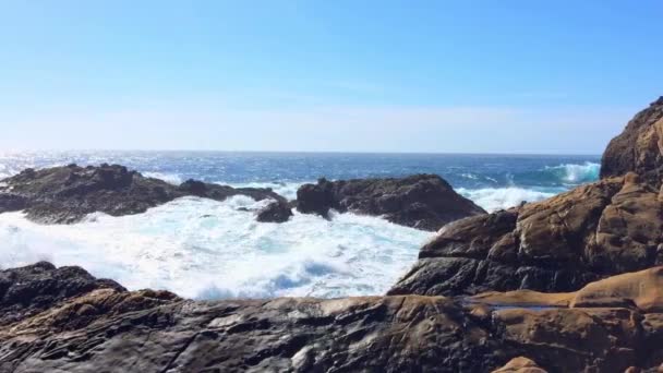 Merveilleuses Images Vagues Éclaboussant Des Rochers State Natural Reserve Point — Video