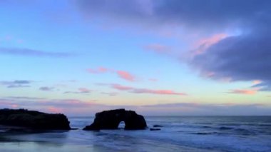 Gün batımında Doğal Köprüler Eyalet Sahili, Santa Cruz California, ABD