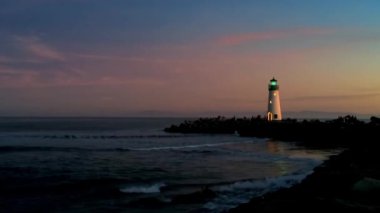 Santa Cruz Limanı 'nda günbatımı Santa Cruz County, Kaliforniya' da bulunan Monterey Körfezi 'nde dünyaca ünlü bir sörf merkezi.