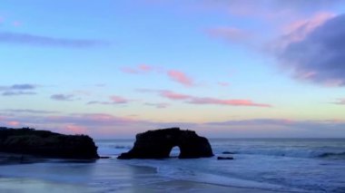 Gün batımında Doğal Köprüler Eyalet Sahili, Santa Cruz California, ABD