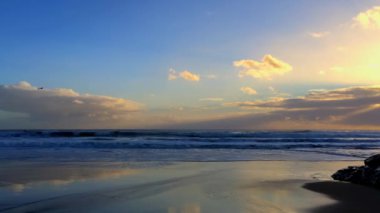 Gün batımında Doğal Köprüler Eyalet Sahili, Santa Cruz California, ABD