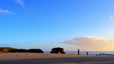 Gün batımında Doğal Köprüler Eyalet Sahili, Santa Cruz California, ABD