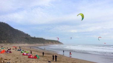 Big Basin State Beach, California - 28 Şubat 2016: Kaliforniya 'daki Big Basin State Beach' te uçurtma sörfçüleri 