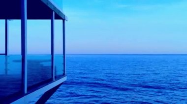 Günbatımında Malibu 'daki Zuma Plajı' nda modern bina, Kaliforniya, ABD