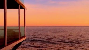 Günbatımında Malibu 'daki Zuma Plajı' nda modern bina, Kaliforniya, ABD
