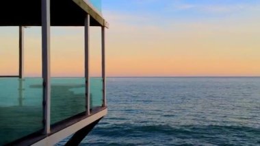 Günbatımında Malibu 'daki Zuma Plajı' nda modern bina, Kaliforniya, ABD