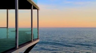 Günbatımında Malibu 'daki Zuma Plajı' nda modern bina, Kaliforniya, ABD