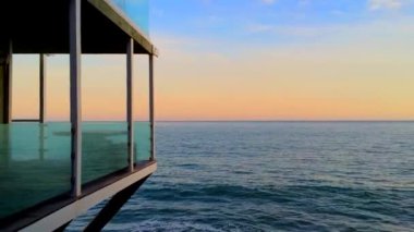 Günbatımında Malibu 'daki Zuma Plajı' nda modern bina, Kaliforniya, ABD