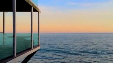 Günbatımında Malibu 'daki Zuma Plajı' nda modern bina, Kaliforniya, ABD
