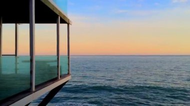 Günbatımında Malibu 'daki Zuma Plajı' nda modern bina, Kaliforniya, ABD