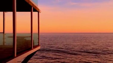 Günbatımında Malibu 'daki Zuma Plajı' nda modern bina, Kaliforniya, ABD