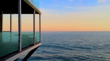 Günbatımında Malibu 'daki Zuma Plajı' nda modern bina, Kaliforniya, ABD