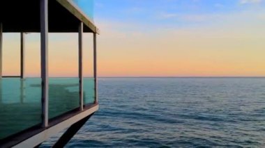 Günbatımında Malibu 'daki Zuma Plajı' nda modern bina, Kaliforniya, ABD