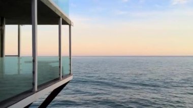 Günbatımında Malibu 'daki Zuma Plajı' nda modern bina, Kaliforniya, ABD