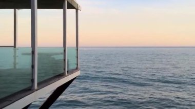 Günbatımında Malibu 'daki Zuma Plajı' nda modern bina, Kaliforniya, ABD