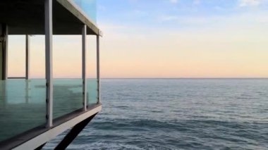 Günbatımında Malibu 'daki Zuma Plajı' nda modern bina, Kaliforniya, ABD
