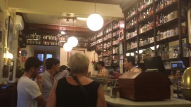 MADRID, İspanya - OCT 2016: Madrid, İspanya 'da yerel bir barda kimliği belirsiz kişiler