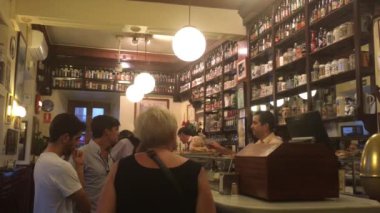 MADRID, İspanya - OCT 2016: Madrid, İspanya 'da yerel bir barda kimliği belirsiz kişiler