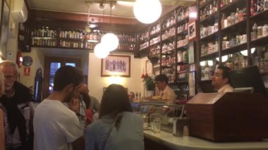 MADRID, İspanya - OCT 2016: Madrid, İspanya 'da yerel bir barda kimliği belirsiz kişiler