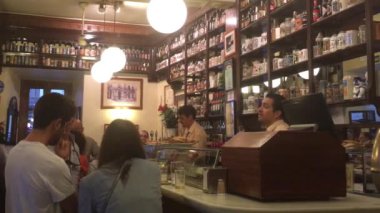 MADRID, İspanya - OCT 2016: Madrid, İspanya 'da yerel bir barda kimliği belirsiz kişiler