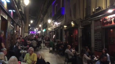 MADRID, İspanya - OCT 2016: Madrid, İspanya 'da yerel bir barda kimliği belirsiz kişiler