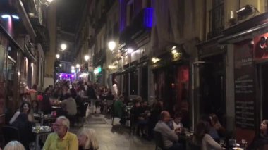 MADRID, İspanya - OCT 2016: Madrid, İspanya 'da yerel bir barda kimliği belirsiz kişiler