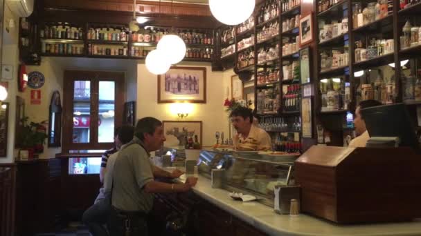 Madrid Spanien Okt 2016 Unbekannte Einer Bar Madrid Spanien — Stockvideo
