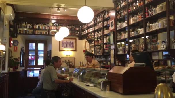 Madrid Spanje Lgo 2016 Niet Geïdentificeerde Personen Een Lokale Bar — Stockvideo