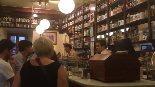 Madrid Spain Oct 2016 在西班牙马德里的一家地方酒吧中身份不明的人 — 图库视频影像