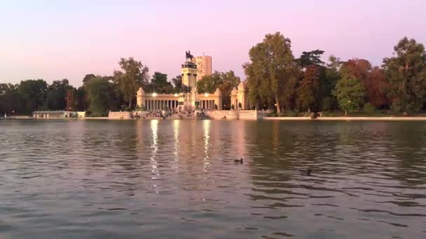 スペイン マドリードのレティーロ公園にあるアルフォンス12世の記念碑 — ストック動画