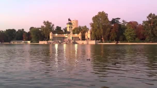 西班牙马德里退休公园的Alfons Xii纪念碑 — 图库视频影像