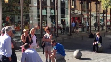 Madrid, İspanya - Ekim 2016: Madrid 'de Plaza de Callao, Madrid' in merkezinde yoğun bir meydan.