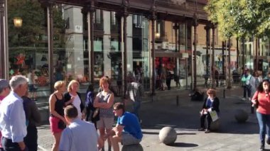 Madrid, İspanya - Ekim 2016: Madrid 'de Plaza de Callao, Madrid' in merkezinde yoğun bir meydan.